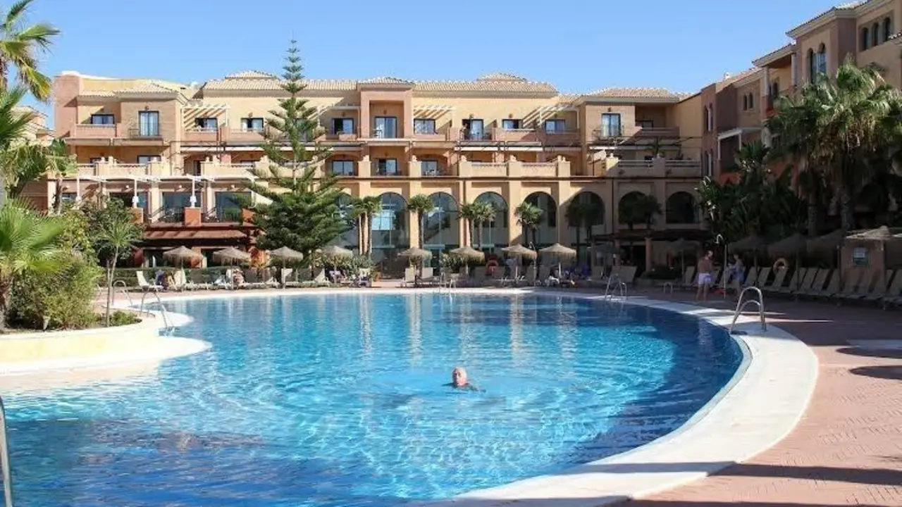 Piscina hotel de la costa de Huelva. - VH