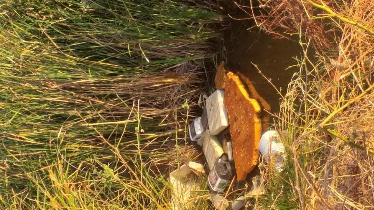 Residuos tirados al r&iacute;o Guada&iacute;ra. - CEDIDA