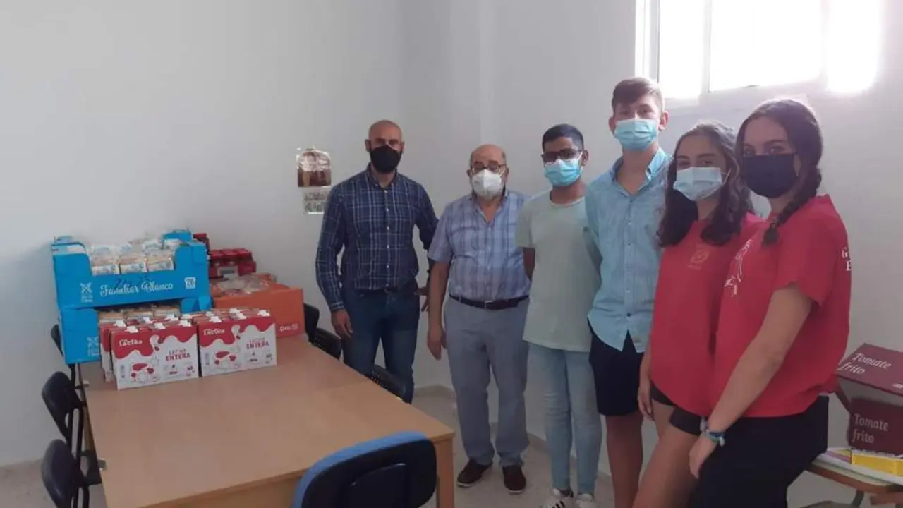 Entrega de alimentos a C&aacute;ritas de la Pastora. - 