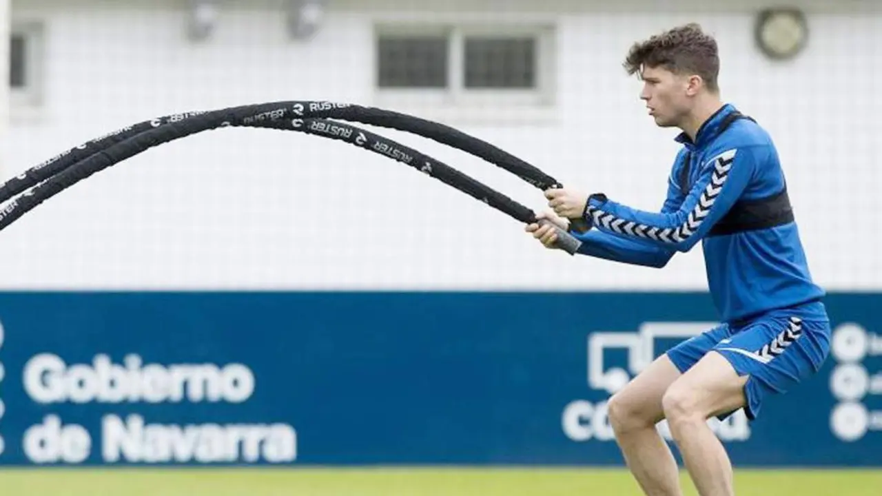 Marc Cardona entrenando en las instalaciones de Tajonar - Osasuna