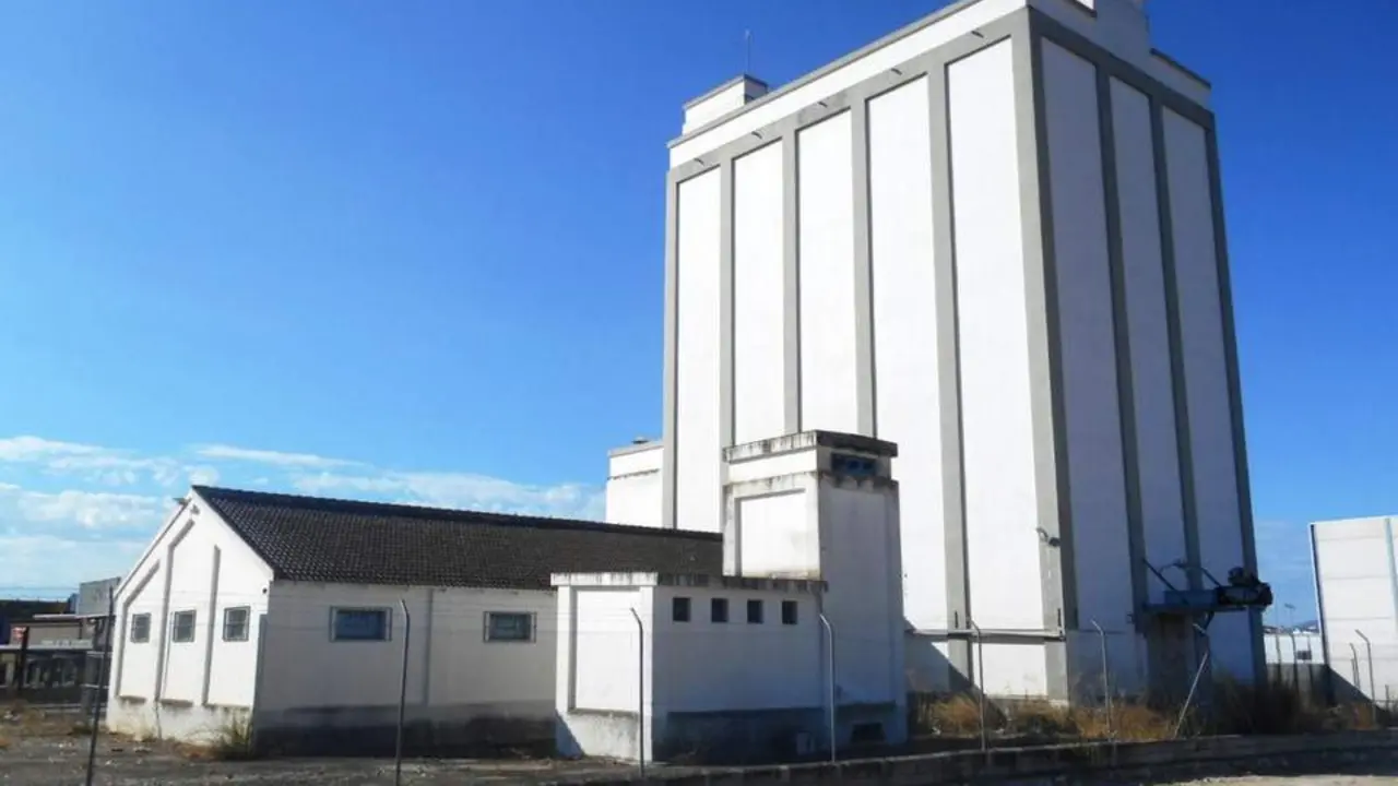 Edificio de El Silo, ubicado en una de las entradas a la localidad.     - 