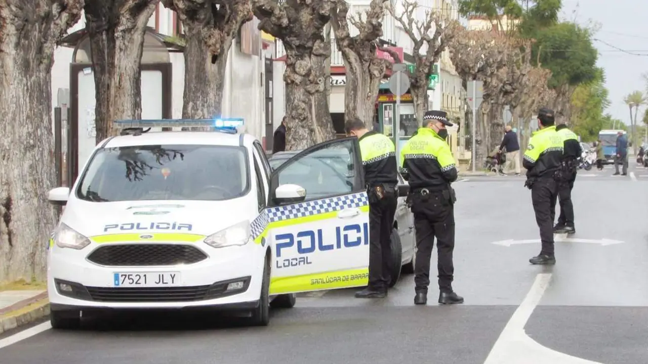 La Polic&iacute;a Local de Sanl&uacute;car en un control realizado en La Calzada - Ra&uacute;l J. Bustillos