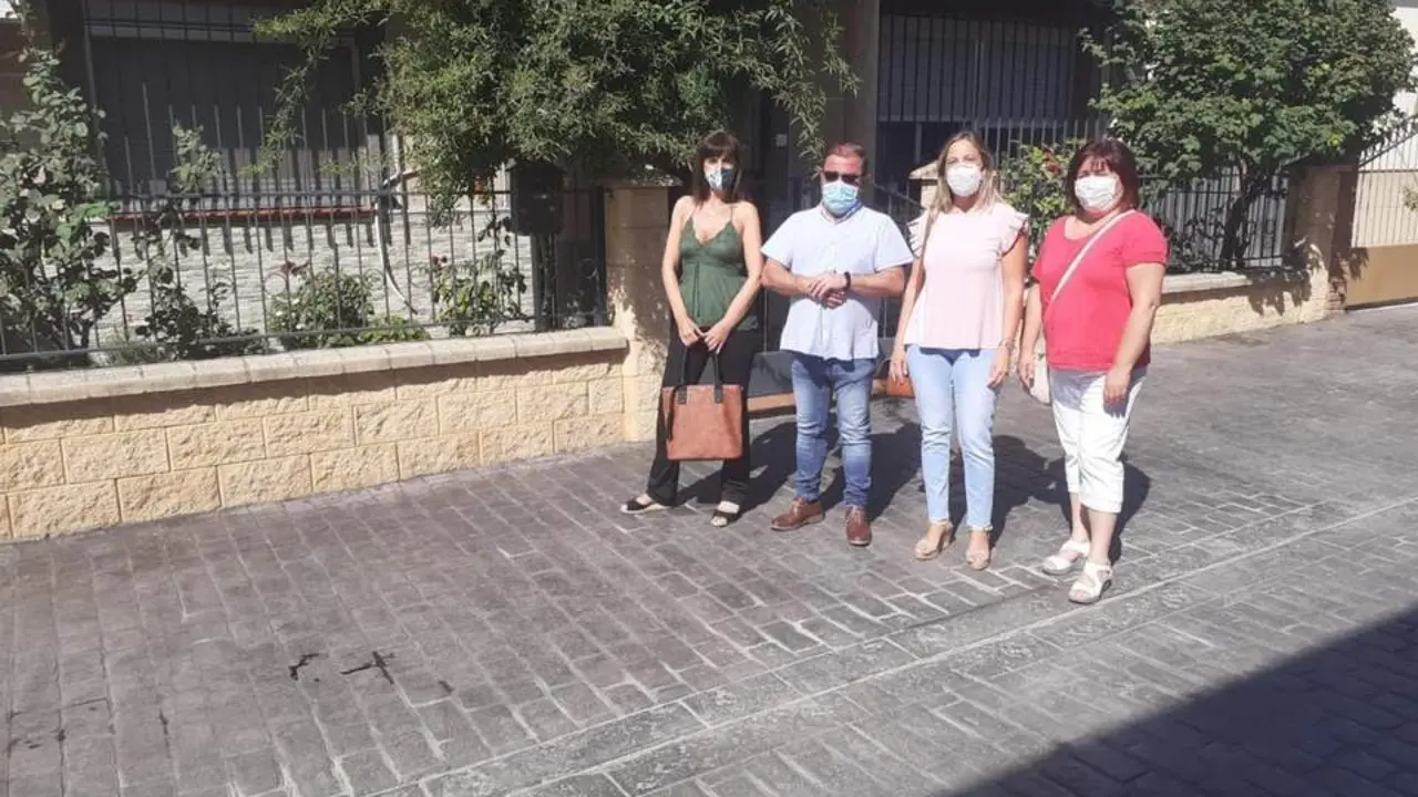 Visita a la actuaci&oacute;n realizada en una calle de la localidad.  - 