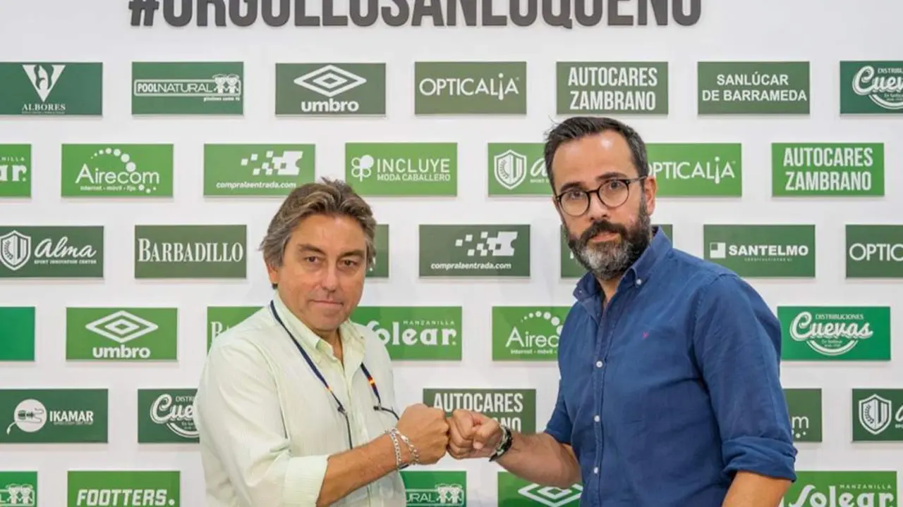 Momento en el que Distribuciones Cuevas y el Atl&eacute;tico Sanluque&ntilde;o sellan el acuerdo - ASCF