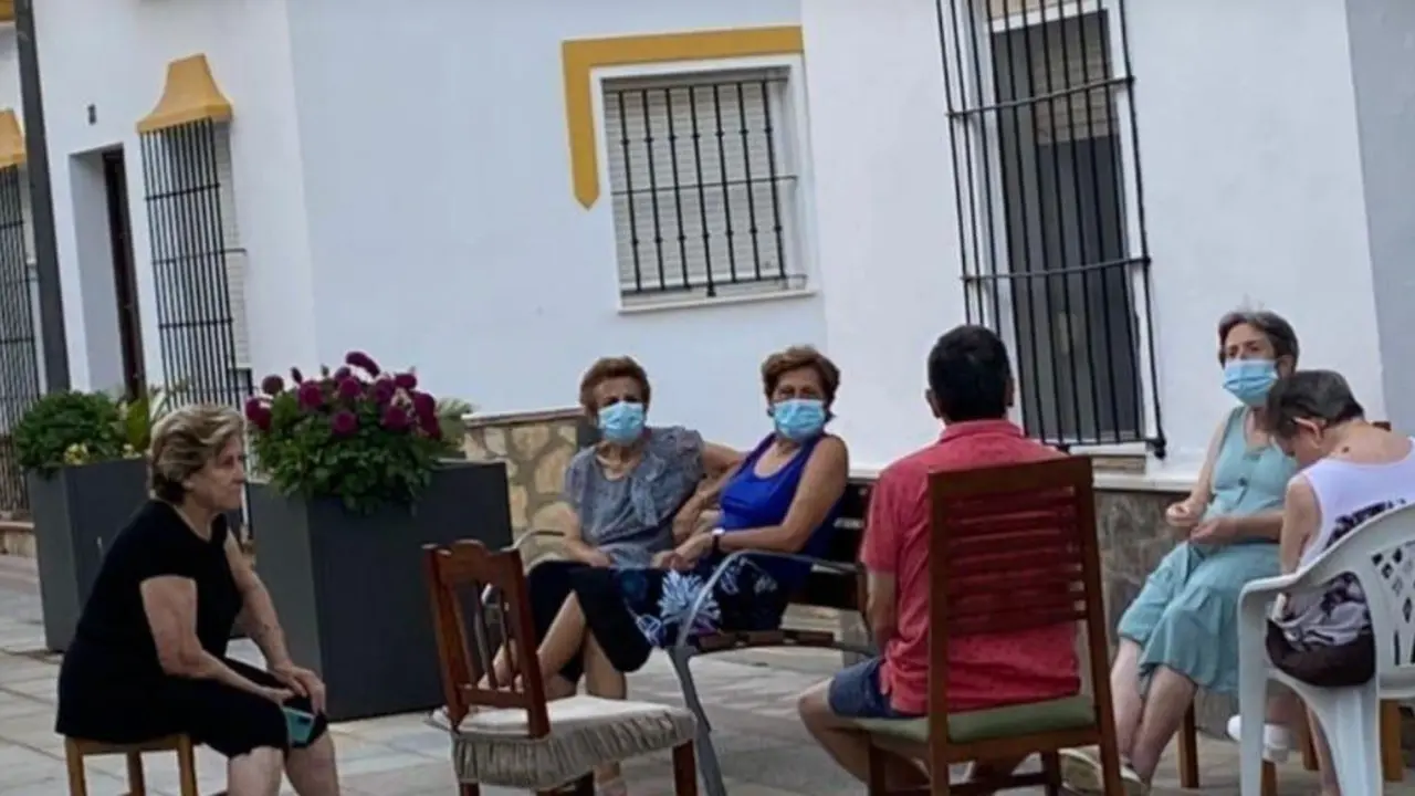 Vecinos charlando. - Ayuntamiento de Algar