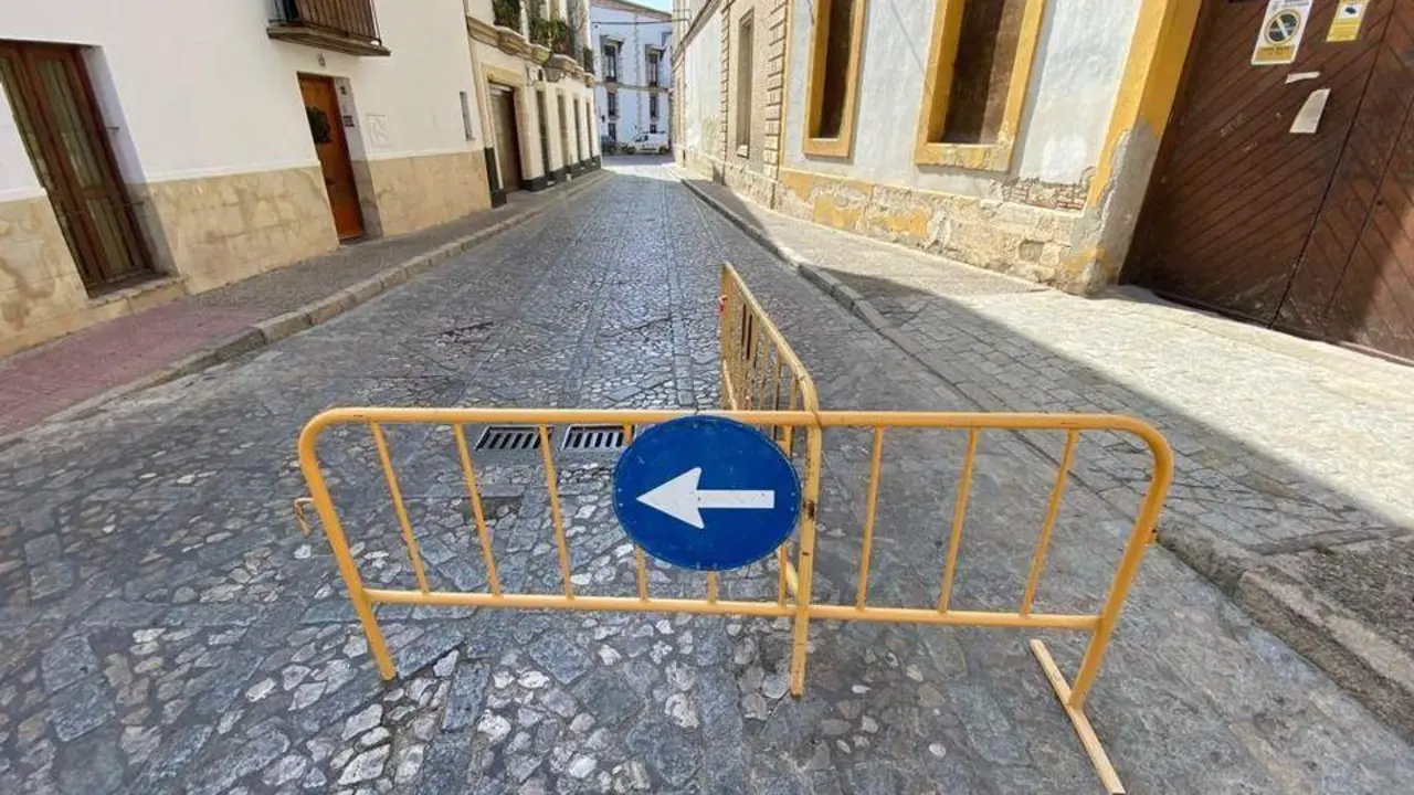 Este lunes se ha reordenado el tr&aacute;fico en la zona de la plaza del Arroyo.  - Jerez.es