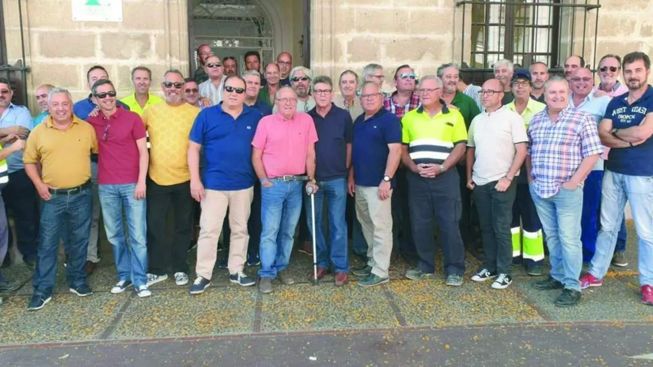 Los empleados del Consorcio ante las puertas del ente en Jerez - Viva