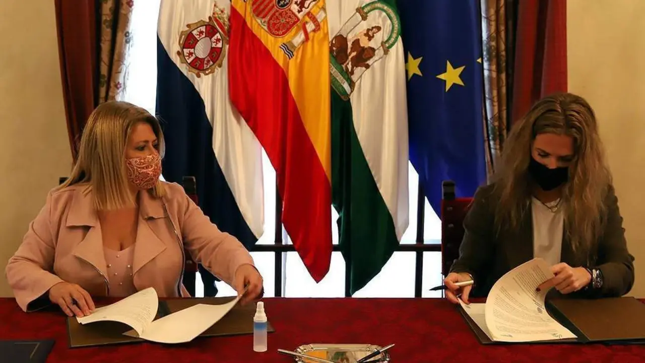Mamen S&aacute;nchez y Ana Mestre, en la firma de la cesi&oacute;n de fincas del Museo del Flamenco. - Andaluc&iacute;a Informaci&oacute;n