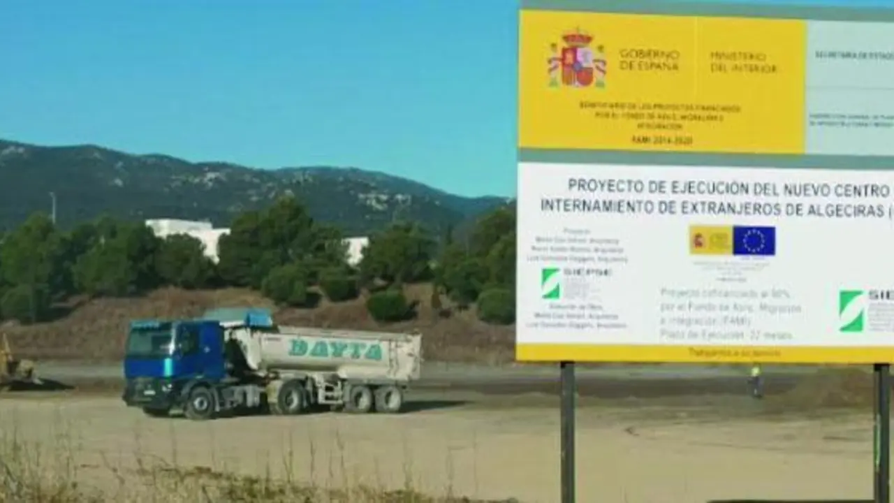 Un cami&oacute;n removiendo los terrenos del CIE que se levantar&aacute; junto a la prisi&oacute;n de Botafuegos. - Cedida