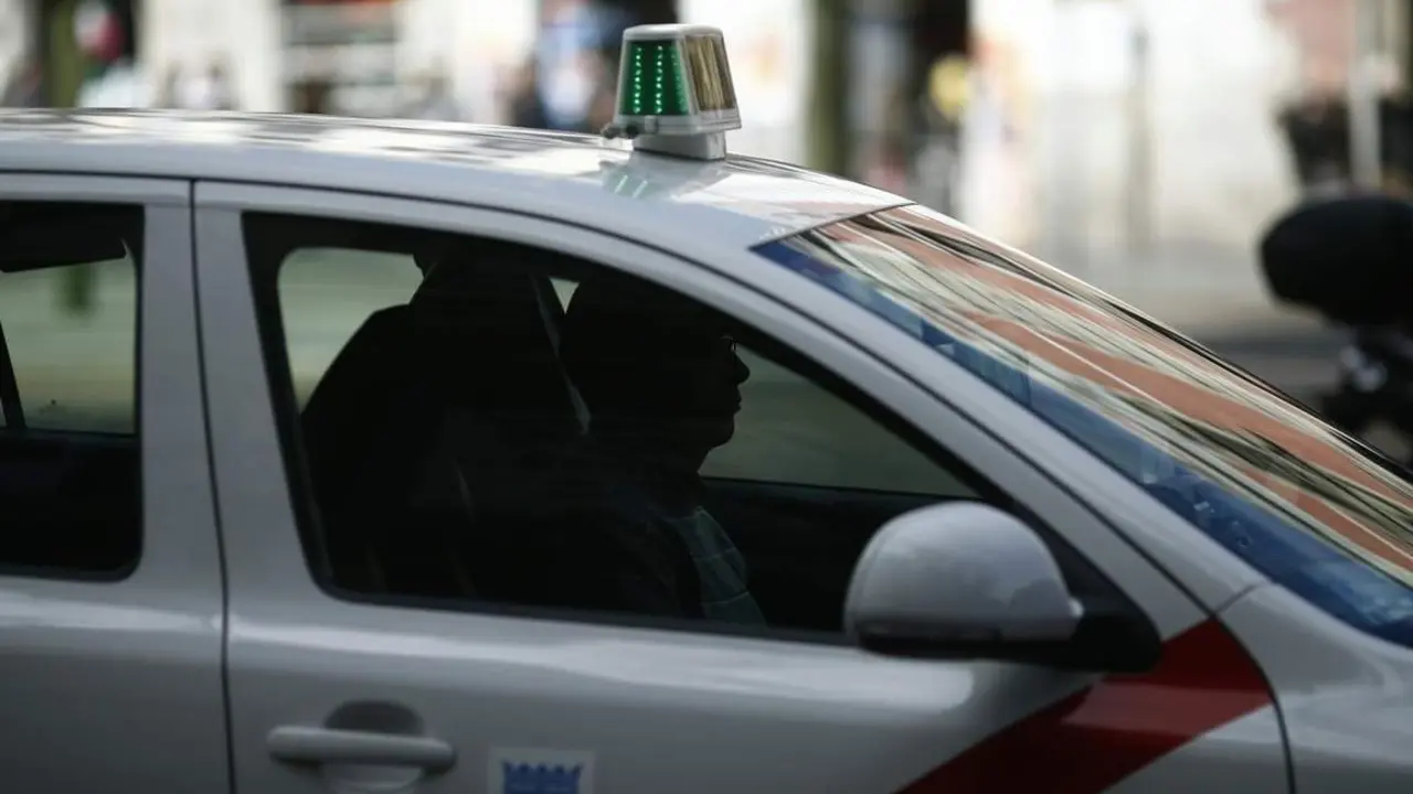 Un conductor circula con su taxi. - EUROPA PRESS