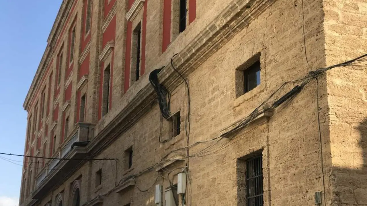 Cableado por la contrafachada del Ayuntamiento. - A. Atienza