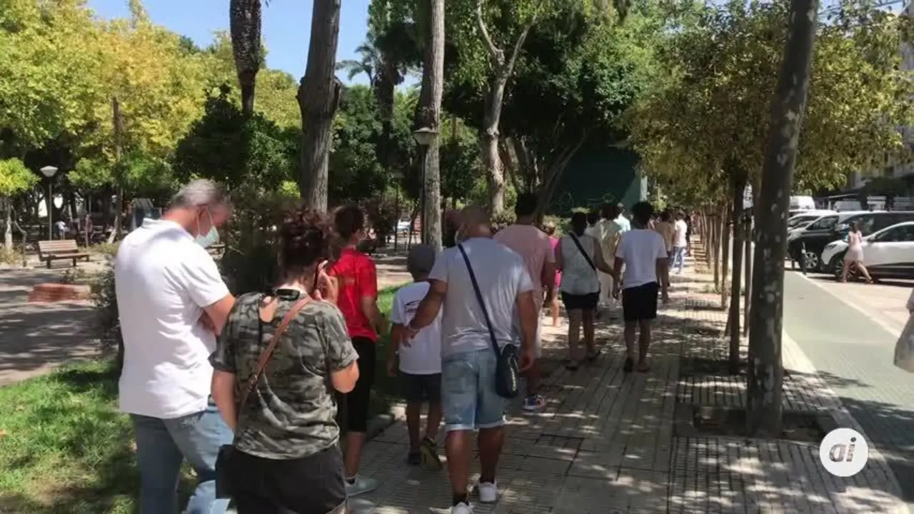 Casi cinco horas esperando para vacunarse en la convocatoria sin cita previa del Parque