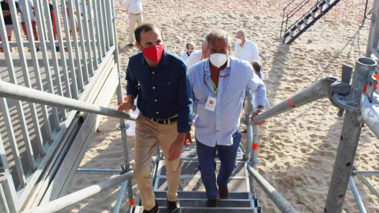 V&iacute;ctor Mora y Rafael Hidalgo subiendo la escalera de la torreta de los jueces de llegada e invitados - Ra&uacute;l J. Bustillos