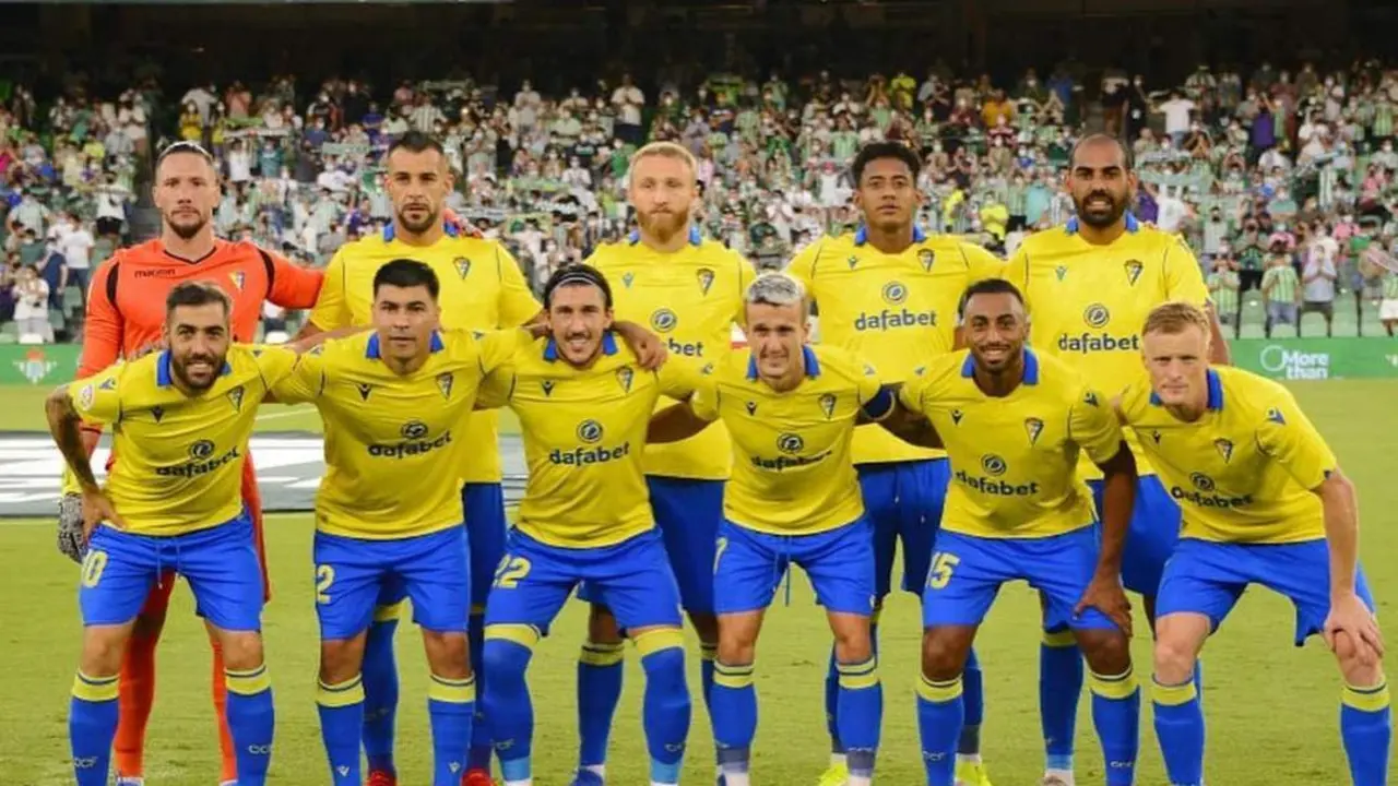 Salvi -el tercero por abajo y por la izquierda- en el once inicial del C&aacute;diz ante el Betis - S.S.