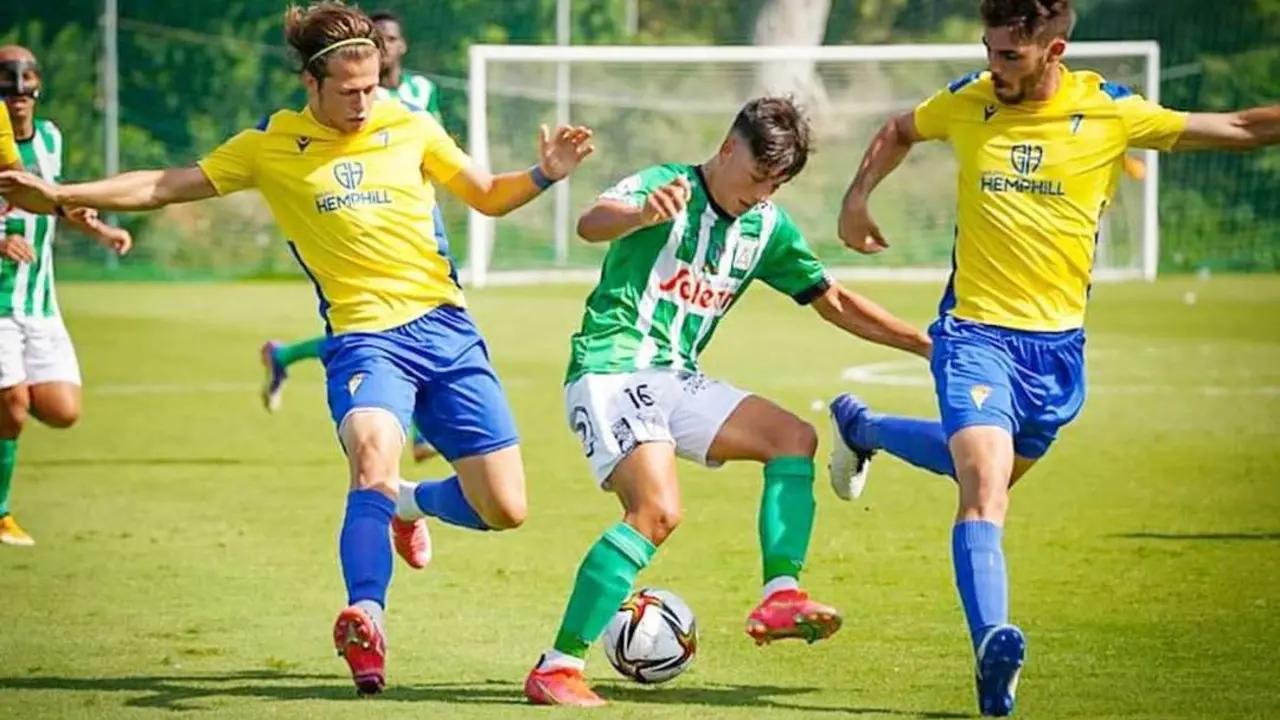 Un acci&oacute;n del partido amistoso disputado en El Rosal - ASCF