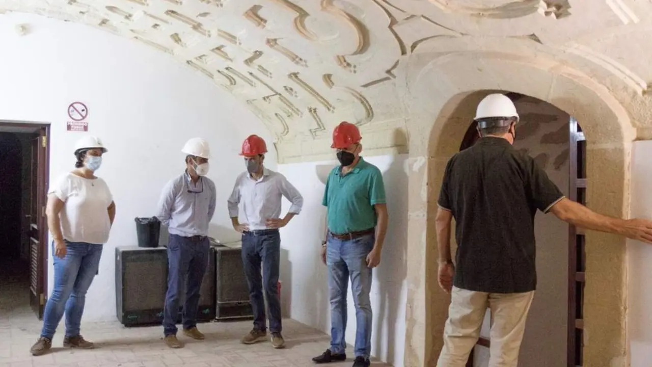 El alcalde, V&iacute;ctor Mora, y el primer teniente de alcalde, Javier Porr&uacute;a, en la visita en el Auditorio de La Merced - A. I.