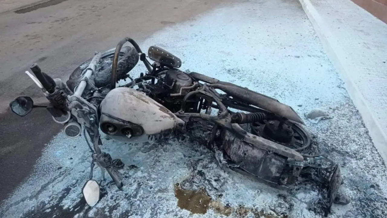 Estado en el que qued&oacute; la moto tras el acto vand&aacute;lico. - PL LA PUEBLA