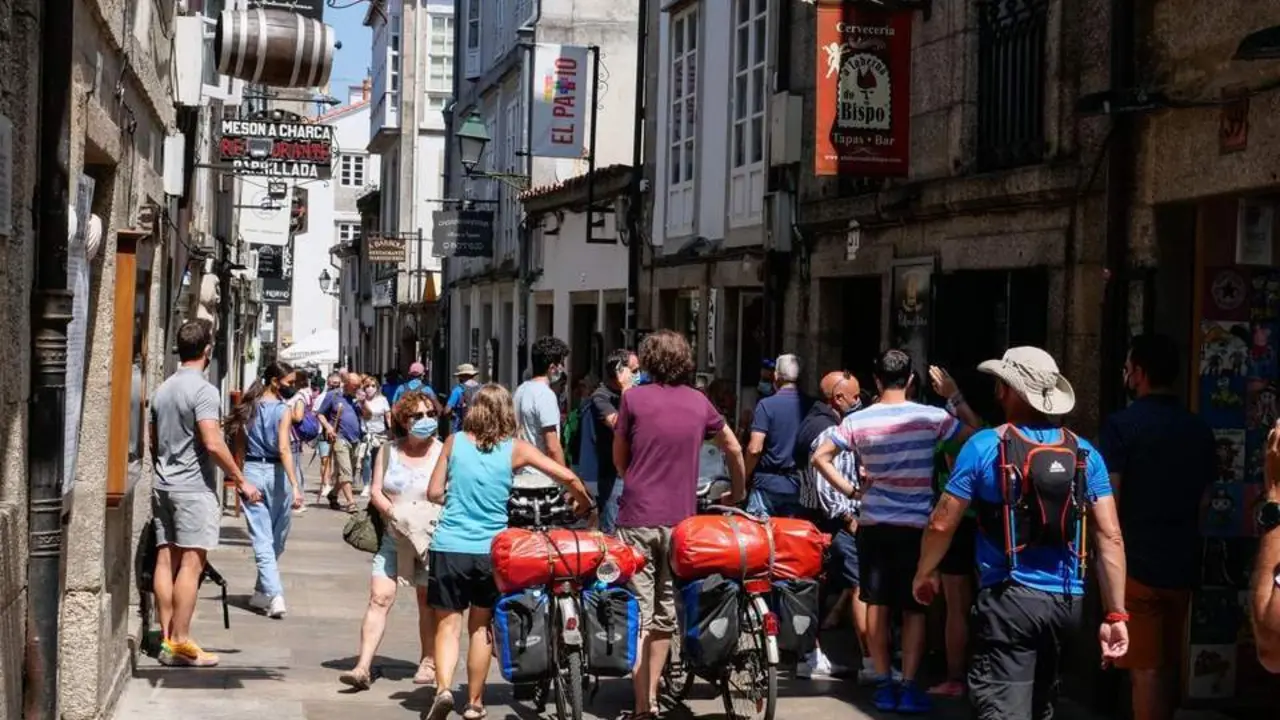Peregrinos caminan por la Rua do Franco, en Santiago. - C&eacute;sar Arxina - Europa Press