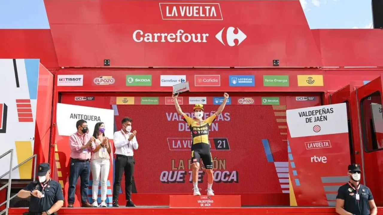 Entrega de trofeos al ganador de la etapa, Primoz Roglic, en Valdepe&ntilde;as.  - 