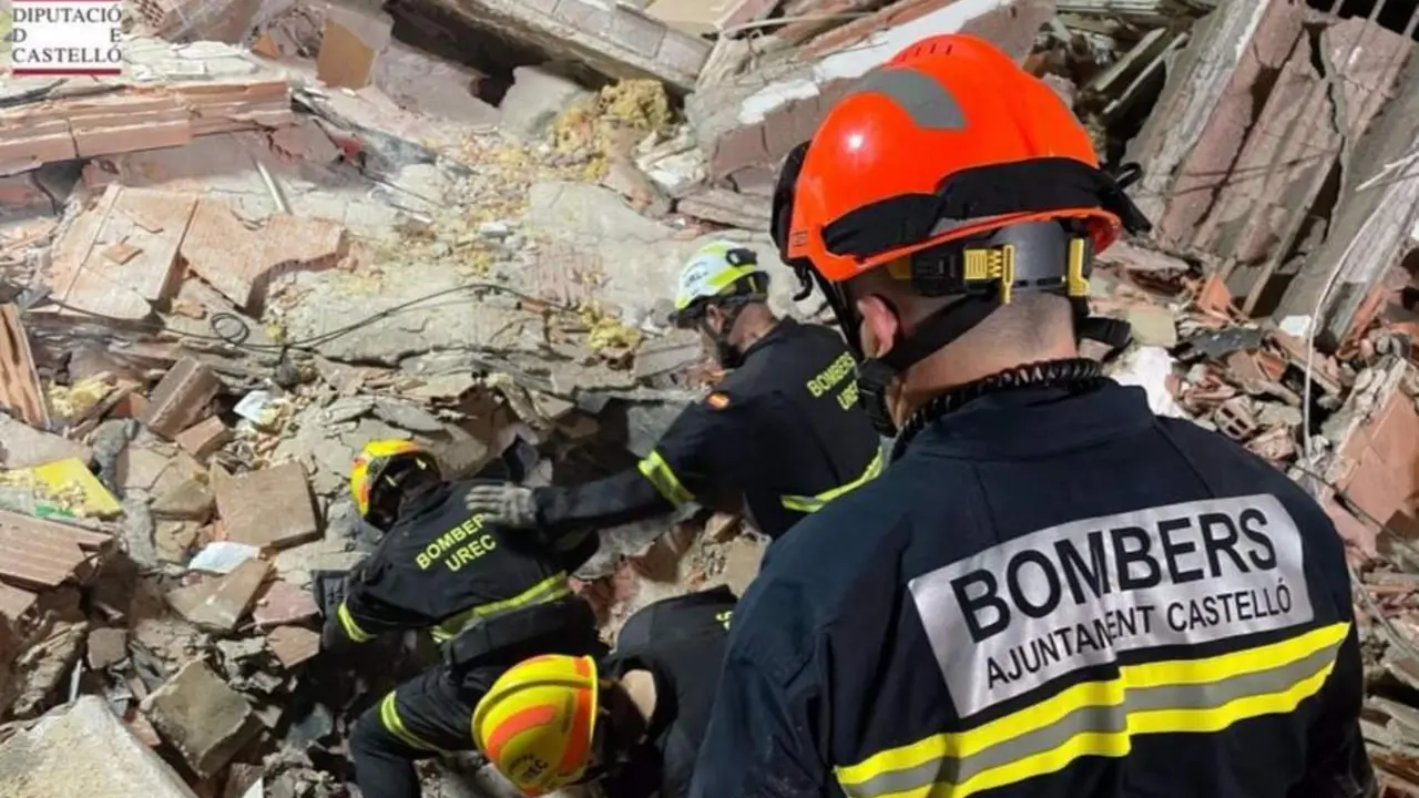 Bomberos en la zona del derrumbe del edificio de Pe&ntilde;&iacute;scola - EP