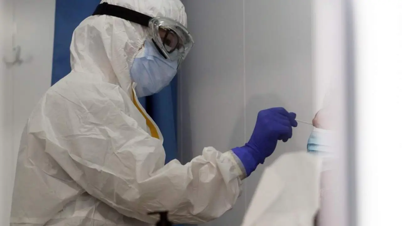 Sanitarios de la Junta de Andaluc&iacute;a, haciendo los test r&aacute;pidos de ant&iacute;genos PCR. - EP