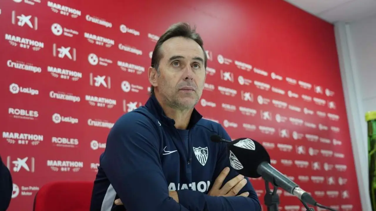 El entrenador del Sevilla, Julen Lopetegui, durante una rueda de prensa en el Ram&oacute;n S&aacute;nchez Pizju&aacute;n. - sfc
