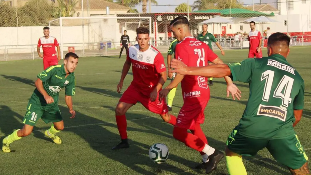Una acci&oacute;n del amistoso que disputaron la UD Algaida y el Rota en el Doro Stadium - Ra&uacute;l J. Bustillos
