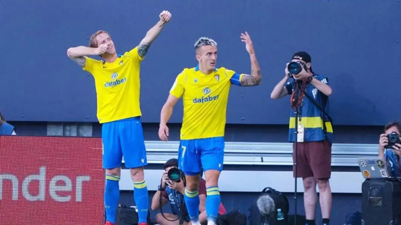 &Aacute;lex Fern&aacute;ndez y Salvi en uno de los goles que logr&oacute; el primer jugador mencionado - Ra&uacute;l J. Bustillos
