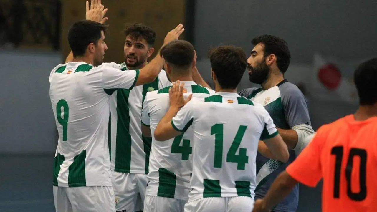 Los jugadores del C&oacute;rdoba Futsal celebran uno de los goles al UA Ceut&iacute; - | Edu Luque