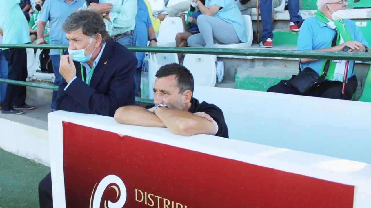 El entrenador del N&agrave;stic de Tarragona, Ra&uacute;l Agn&eacute;, pensativo antes del partido - Ra&uacute;l J. Bustillos