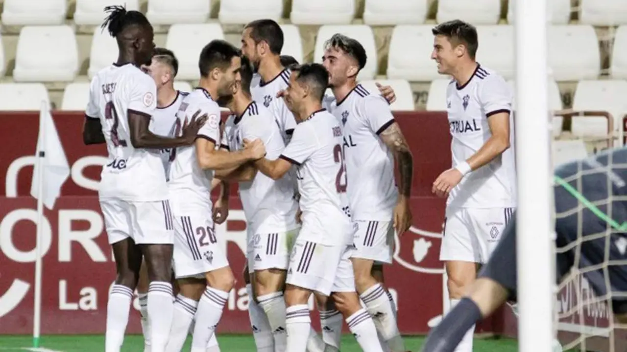 Los jugadores del Albacete celebran el primer triunfo de la temporada - Albacete CB