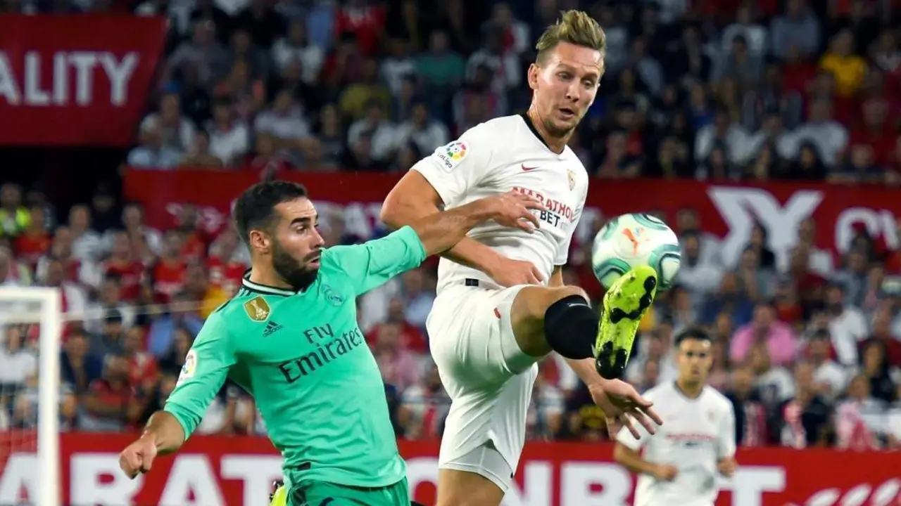 Luuk De Jong pelea con Carvajal el esf&eacute;rico en el duelo entre el Sevilla y el Real Madrid de la temporada pasada. - Ra&uacute;l Caro/EFE