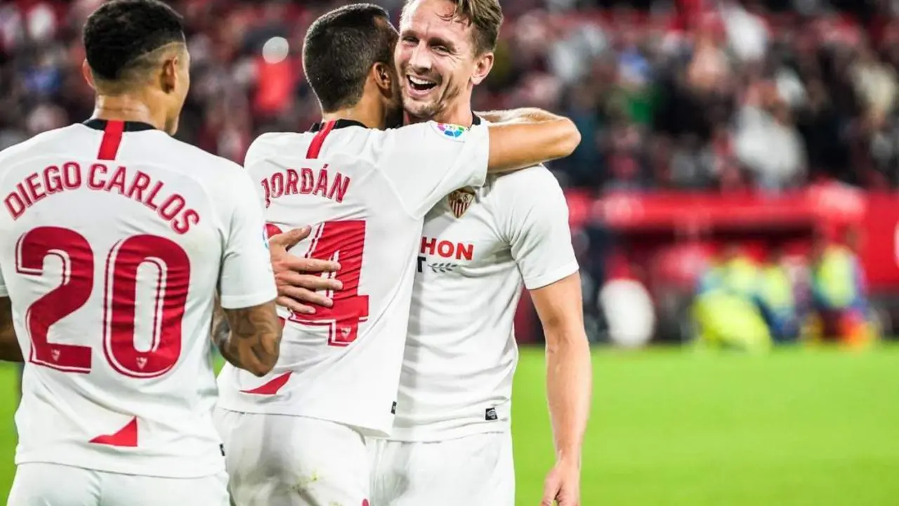 Diego Carlos, Joan Jord&aacute;n y  Luuk De Jong celebran un tanto.  - sfc