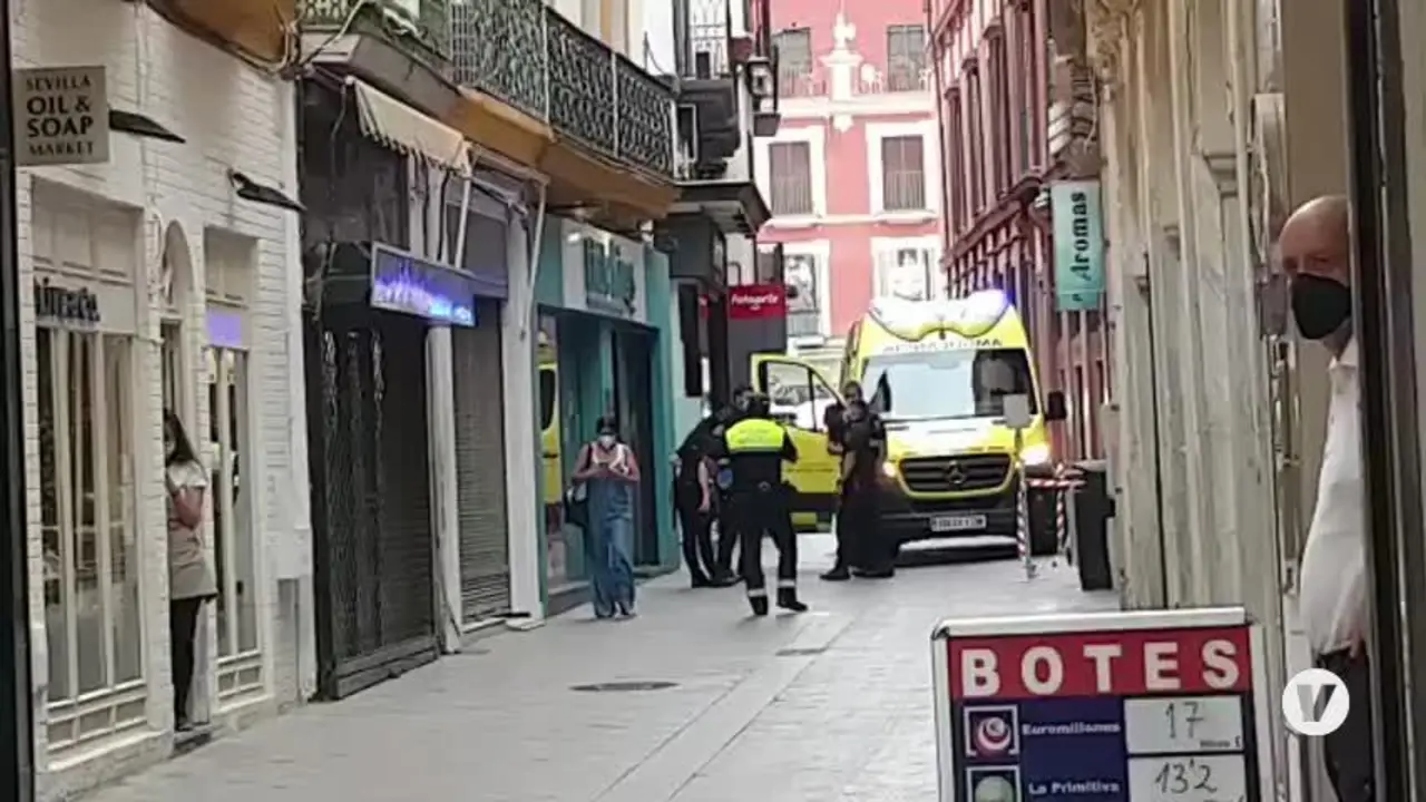 Un herido tras caer de una altura de cuatro metros en una obra en el centro de Sevilla