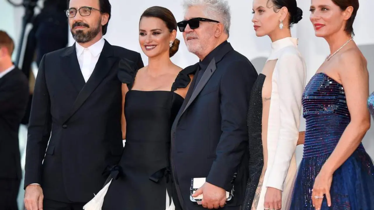 Almod&oacute;var junto al plantel principal del filme en Venecia - EFE/EPA/ETTORE FERRARI