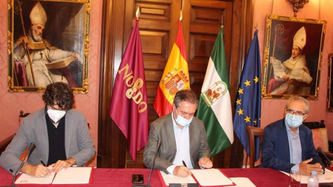 Momento de la firma del acuerdo entre el Ayuntamiento y CCOO. - EP