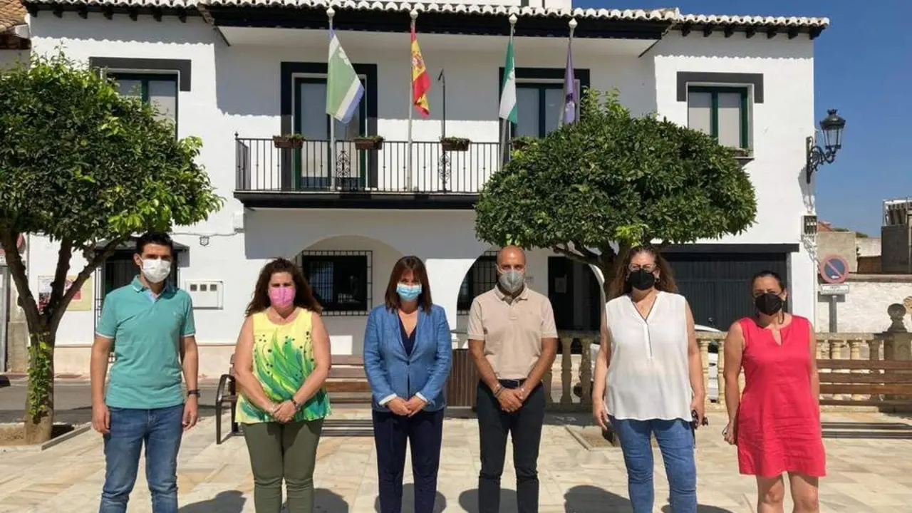 La diputada de Bienestar Social, Olvido de la Rosa, junto al alcalde y concejales de Otura. - DIPUTACION