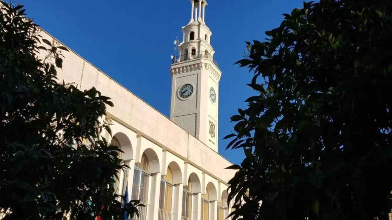 Torre del reloj en la Plaza Nueva de Lucena. - AYUNTAMIENTO DE LUCENA