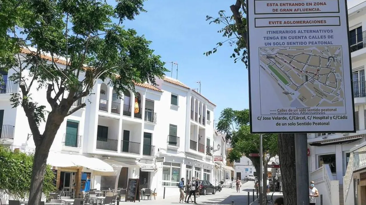 Se&ntilde;al indicando zona de gran afluencia, con itinerarios alternativos. - viva conil