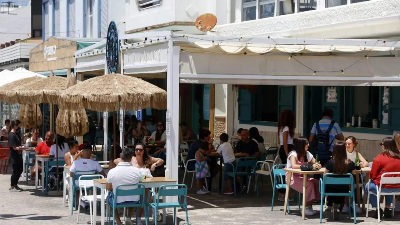 Ambiente en terrazas en el paseo mar&iacute;timo de Pedregalejo. - &Aacute;lex Zea/EP