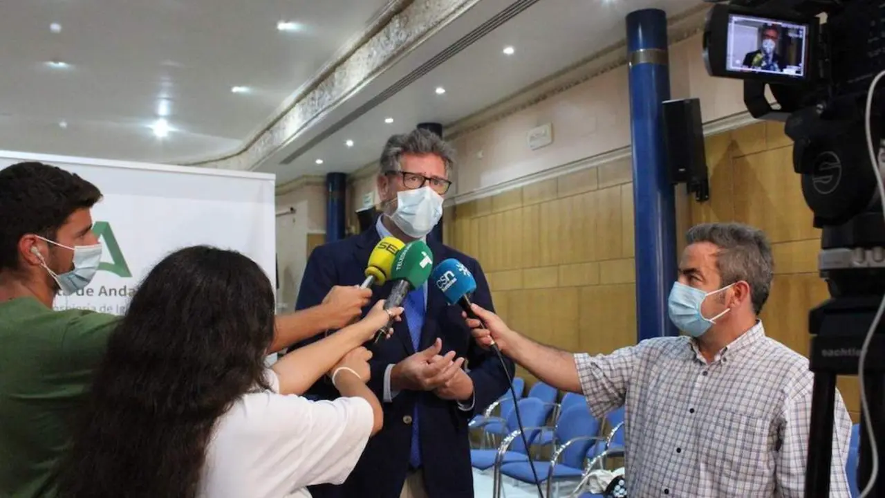 El delegado explica el proyecto piloto. - VH