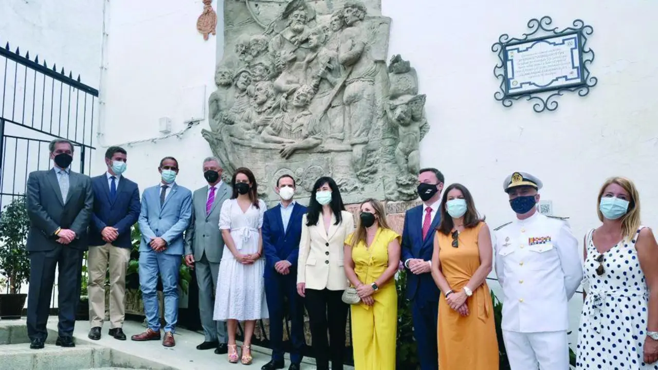 Autoridades junto al monumento a los marineros que completaron la gesta. - C. Cruz
