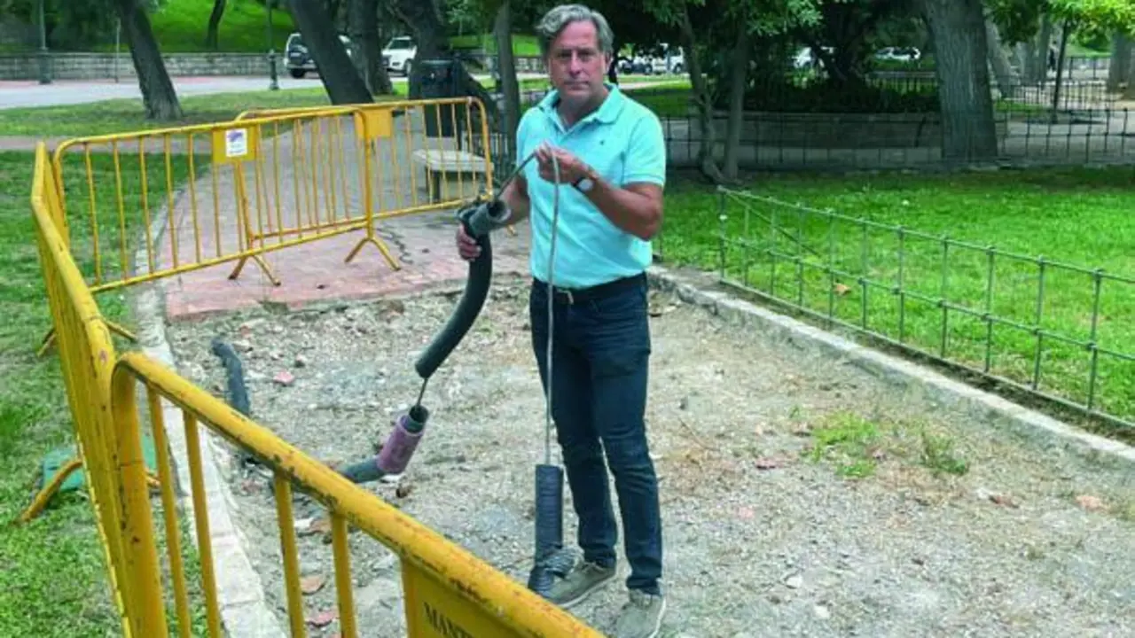 El concejal del Grupo Municipal del PP Antonio Losa en el parque. - Viva Ja&eacute;n.