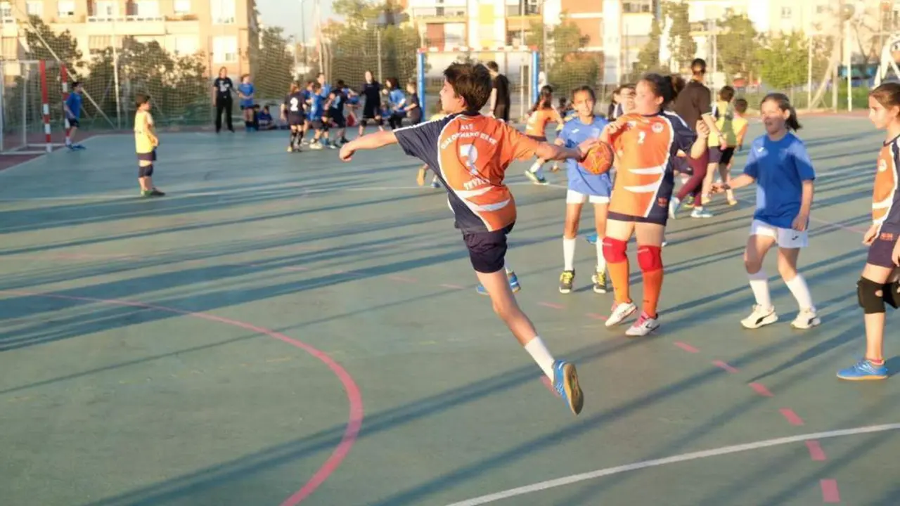 Balonmano, uno de los deportes de equipo. - IMD