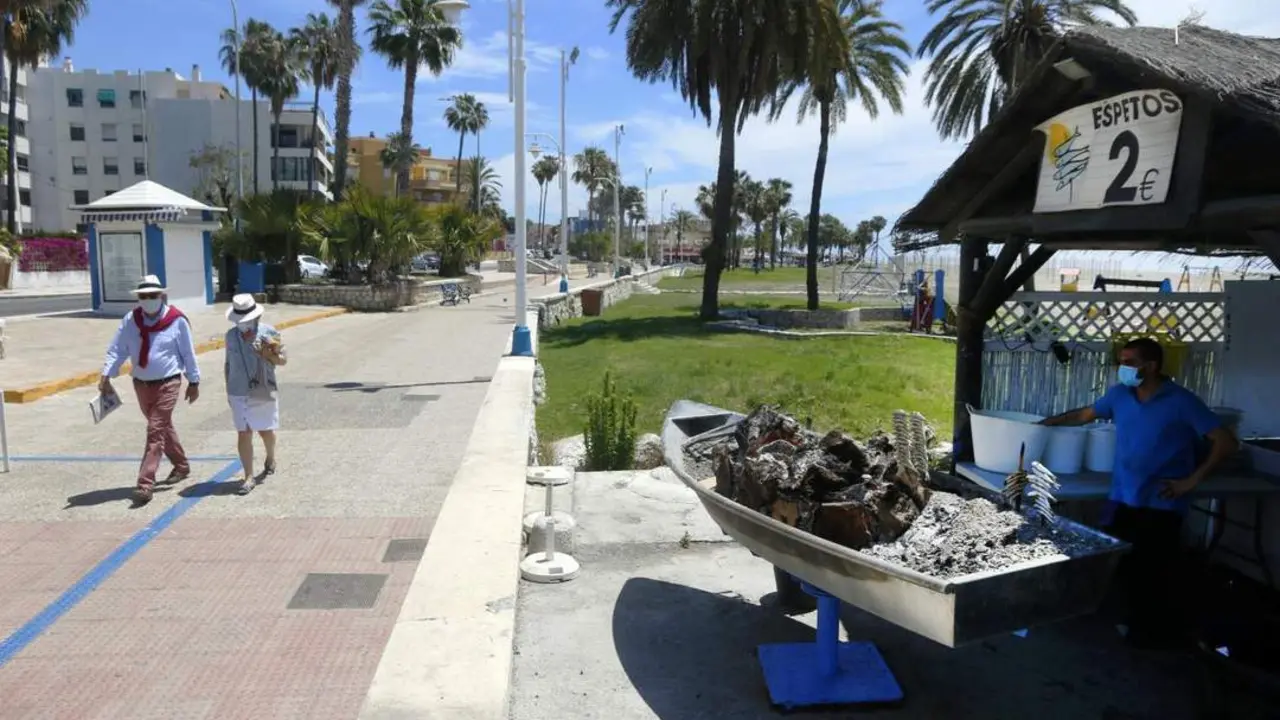 En el paseo mar&iacute;timo con mascarillas. - &Aacute;lex Zea/Europa Press