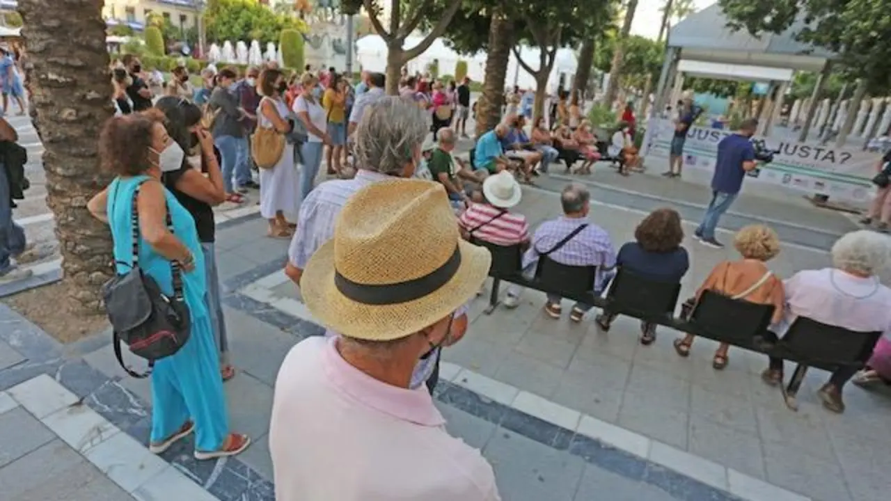 Ciudadanos concentrados en la Plaza del Arenal este martes.  - Cristo Garc&iacute;a