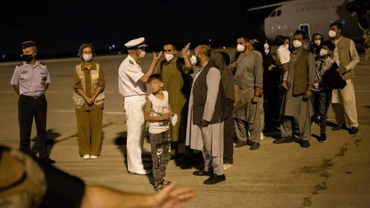Varias personas repatriadas llegan a la pista tras bajarse del avi&oacute;n A400M en el que ha sido evacuados de Kabul - EP