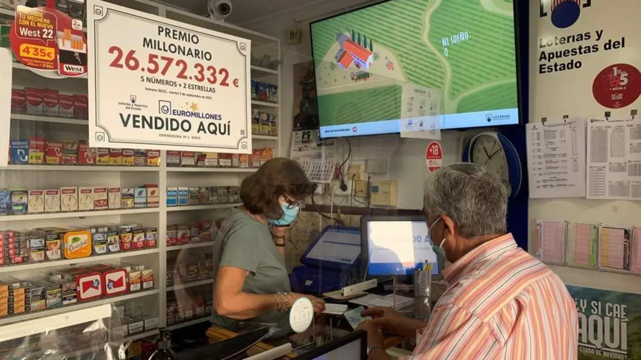 Despacho donde se vendi&oacute; el boleto ganador en Nerva. - F. CABANILLAS / EFE