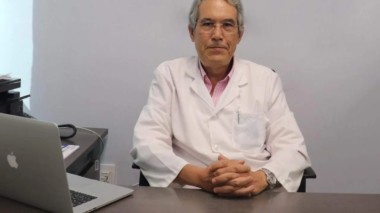 Dr. Francisco Javier Viguera Romero, neur&oacute;logo y responsable de la unidad de cefaleas y migra&ntilde;a de Vithas Sevilla. - Vithas