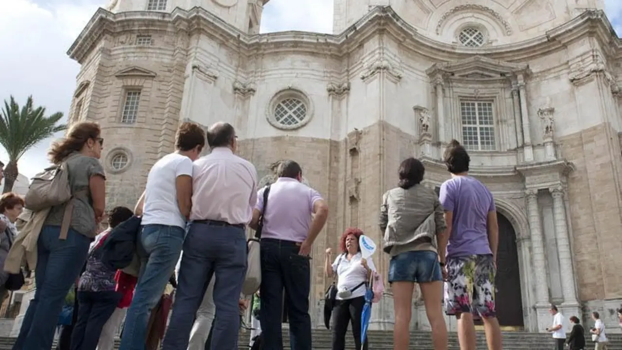 Una visita guiada en una imagen de archivo. - 